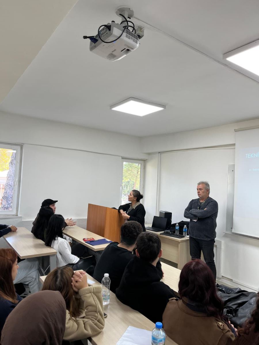 Dalaman Meslek Yüksekokulu’nda, öğrencilerin kariyer planlama süreçlerine katkı sağlamak amacıyla 9 Aralık 2025 tarihinde “Kariyer Yolculuğunda İlk Adım: CV Hazırlama ve Mülakat” başlıklı bir konferans düzenlendi. Etkinliğe, Sancak Inflight Service: Havayolu İkram Hizmeti’nden Ersin İlhan ve Fatma Dorum konuşmacı olarak katıldı. Konferansta öğrencilere etkili CV hazırlamanın temel ilkeleri, mülakatlara hazırlık süreci, işveren beklentileri ve sektörde öne çıkmanın yolları üzerine kapsamlı bilgiler aktarıldı. Ersin İlhan ve Fatma Dorum, havacılık sektöründeki deneyimlerini paylaşarak öğrencilerin iş hayatına yönelik farkındalıklarının artmasına katkı sağladı.